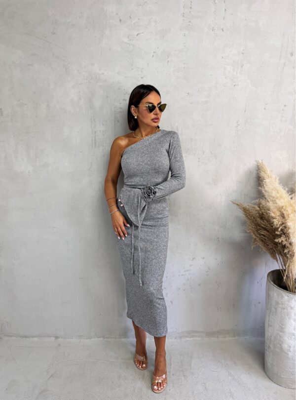 Asimetrična svetlo siva midi haljina od rebraste trikotaže sa jednim rukavom i ukrasnim cvetom