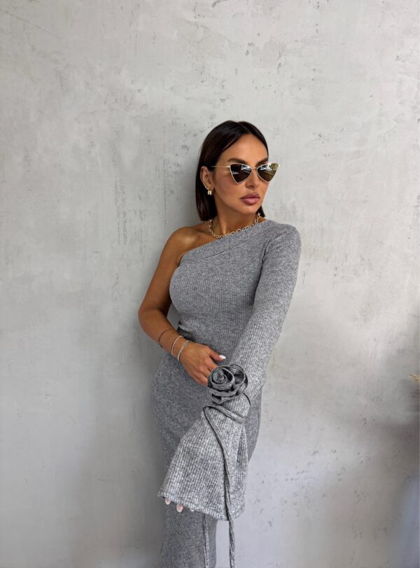 Asimetrična svetlo siva midi haljina od rebraste trikotaže sa jednim rukavom i ukrasnim cvetom