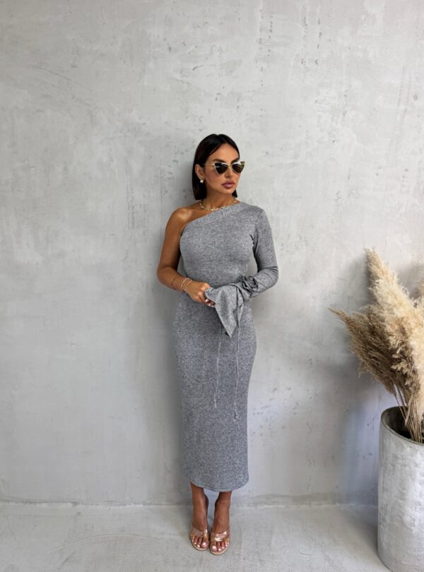 Asimetrična svetlo siva midi haljina od rebraste trikotaže sa jednim rukavom i ukrasnim cvetom