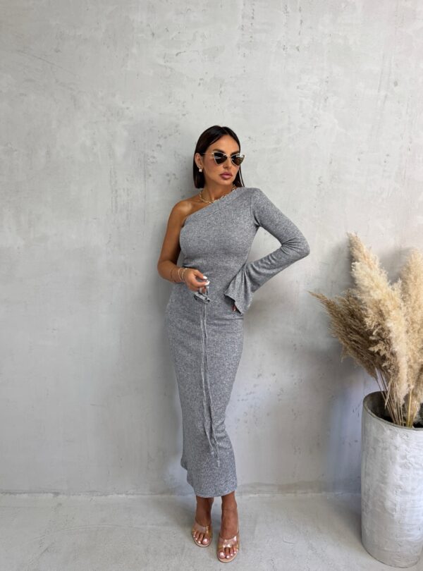 Asimetrična svetlo siva midi haljina od rebraste trikotaže sa jednim rukavom i ukrasnim cvetom
