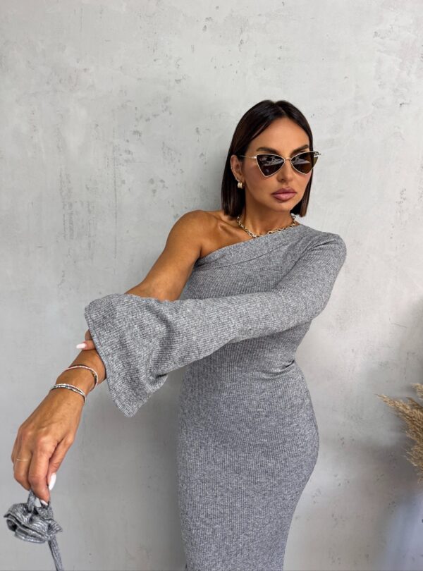 Asimetrična svetlo siva midi haljina od rebraste trikotaže sa jednim rukavom i ukrasnim cvetom