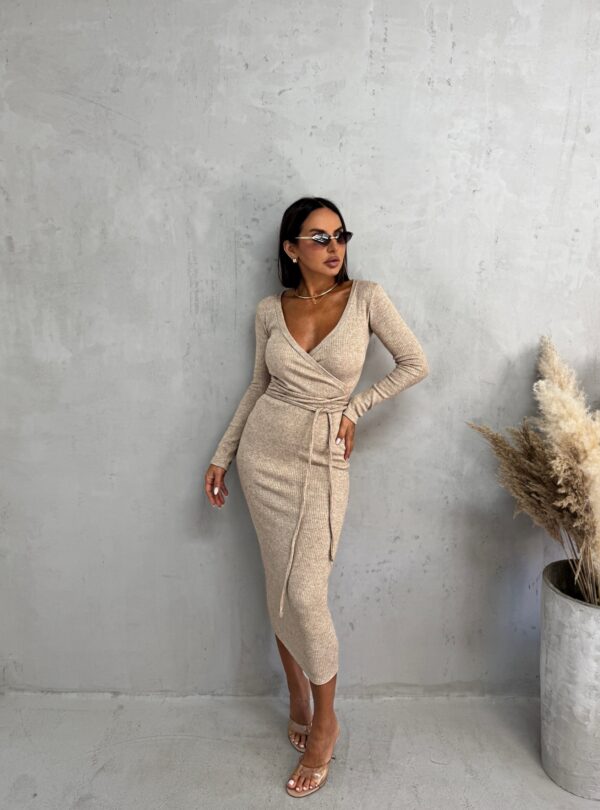 Midi bež haljina na preklop od rebraste trikotaže sa vezivanjem oko struka