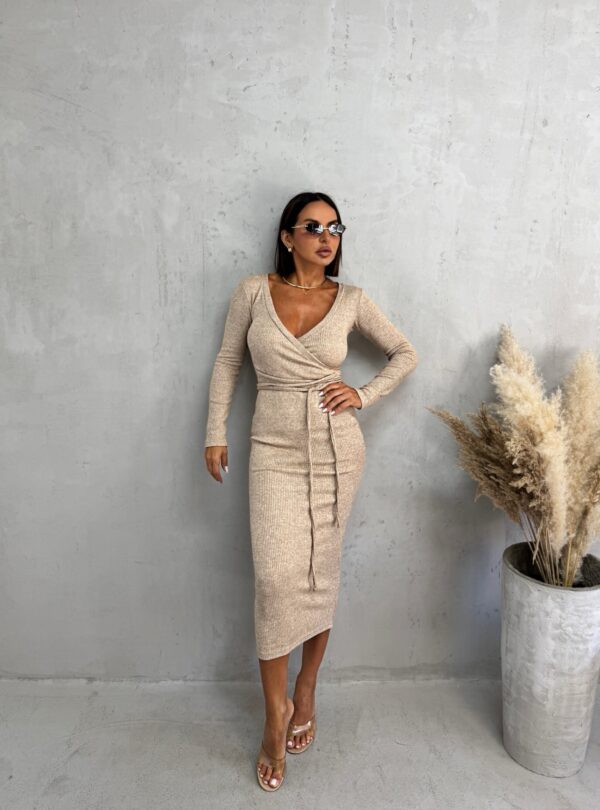 Midi bež haljina na preklop od rebraste trikotaže sa vezivanjem oko struka