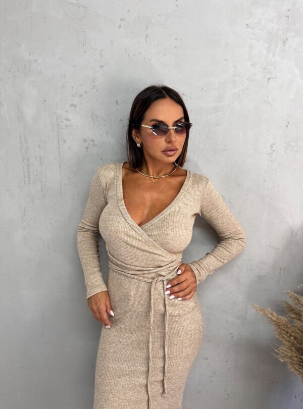 Midi bež haljina na preklop od rebraste trikotaže sa vezivanjem oko struka