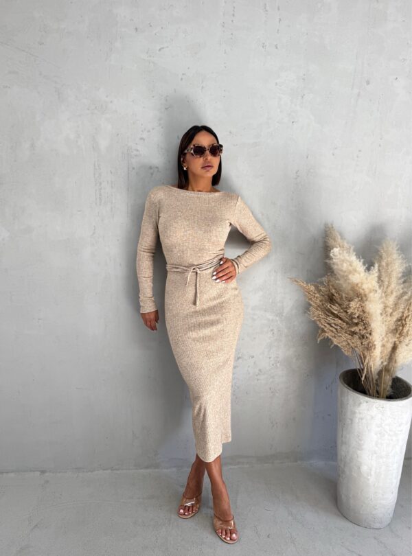 Midi bež haljina na preklop od rebraste trikotaže sa vezivanjem oko struka