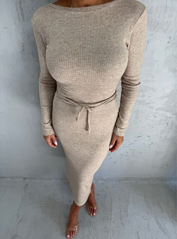 Midi bež haljina na preklop od rebraste trikotaže sa vezivanjem oko struka