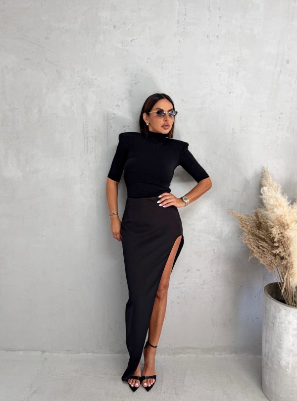 Duga asimetrična crna suknja