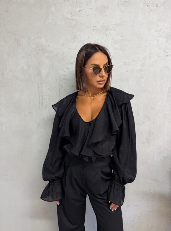 Crna bluza dugih rukava bogata karnerima sa V izrezom