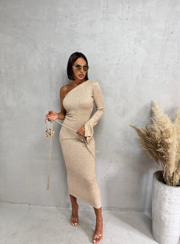 Asimetrična bež midi haljina od rebraste trikotaže sa jednim rukavom i ukrasnim cvetom