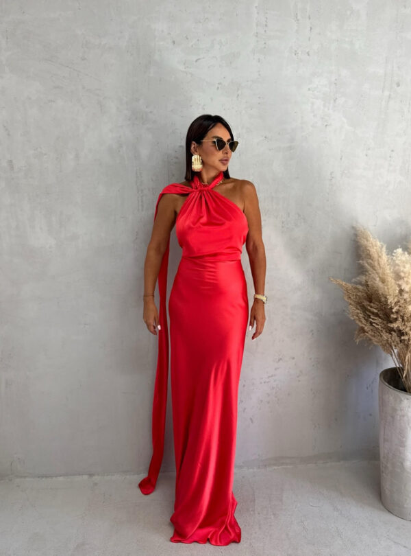 Duga crvena satenska haljina sa vezivanjem oko vrata i dekorativnim plaštom otvorenih leđa
