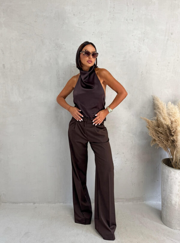 Čokoladno braon trendi zvonaste pantalone plićeg struka sa kosim džepovima