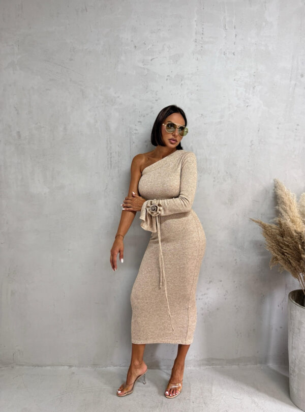 Asimetrična bež midi haljina od rebraste trikotaže sa jednim rukavom i ukrasnim cvetom