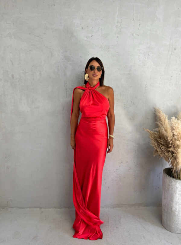 Duga crvena satenska haljina sa vezivanjem oko vrata i dekorativnim plaštom otvorenih leđa