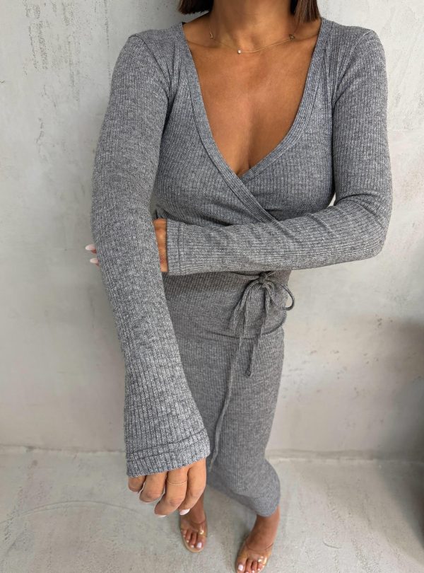 Midi siva haljina na preklop od rebraste trikotaže sa vezivanjem oko struka