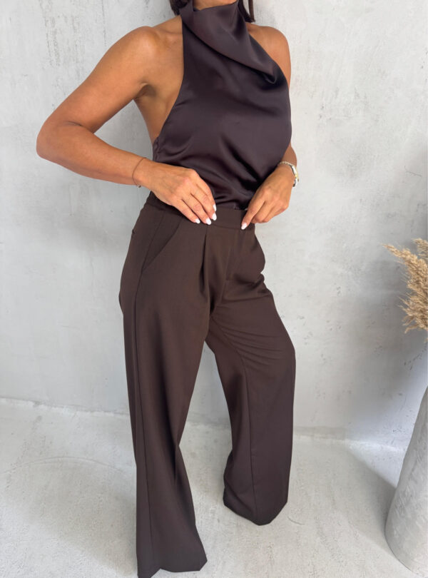 Čokoladno braon trendi zvonaste pantalone plićeg struka sa kosim džepovima