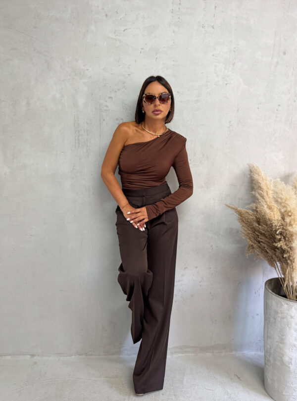 Čokoladno braon trendi zvonaste pantalone plićeg struka sa kosim džepovima