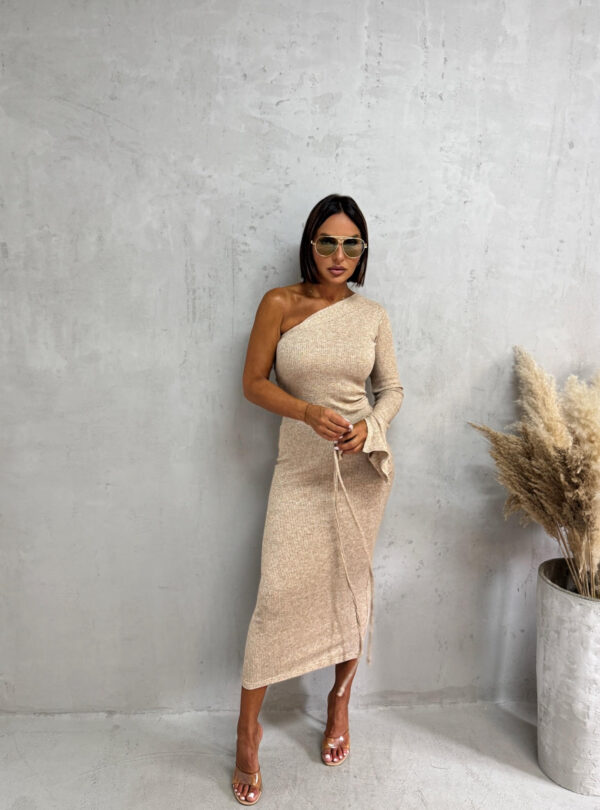 Asimetrična bež midi haljina od rebraste trikotaže sa jednim rukavom i ukrasnim cvetom