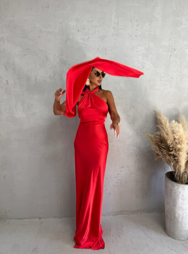 Duga crvena satenska haljina sa vezivanjem oko vrata i dekorativnim plaštom otvorenih leđa