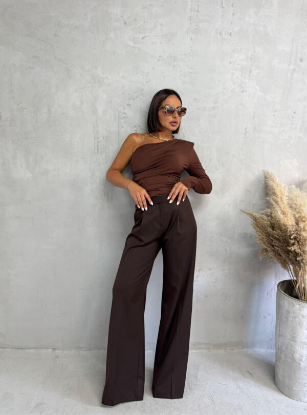 Čokoladno braon trendi zvonaste pantalone plićeg struka sa kosim džepovima