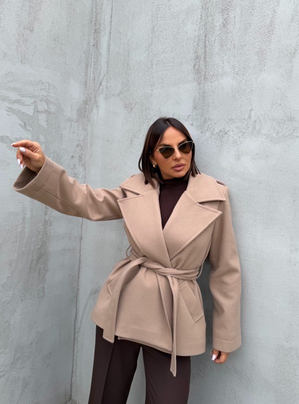 Kraći kropovani kaput u bež boji