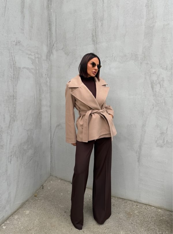 Kraći kropovani kaput u bež boji