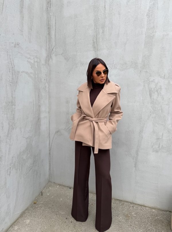 Kraći kropovani kaput u bež boji