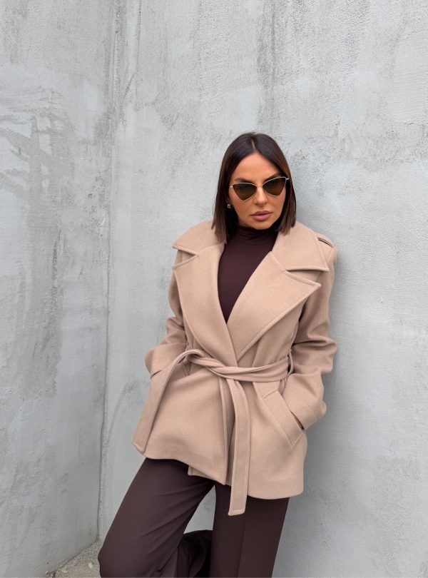 Kraći kropovani kaput u bež boji