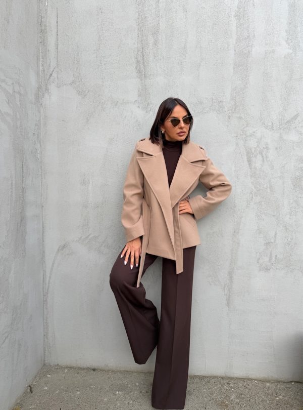 Kraći kropovani kaput u bež boji