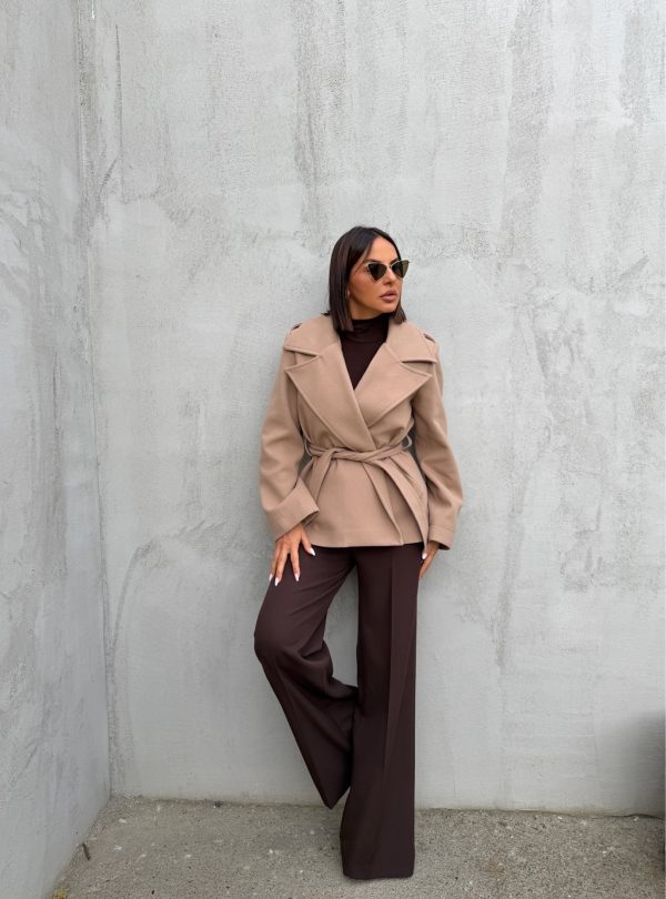 Kraći kropovani kaput u bež boji