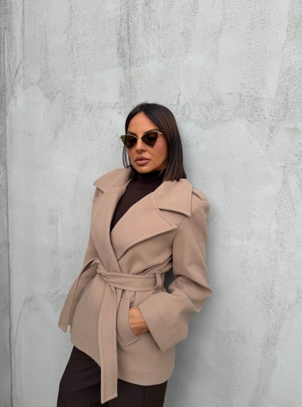 Kraći kropovani kaput u bež boji