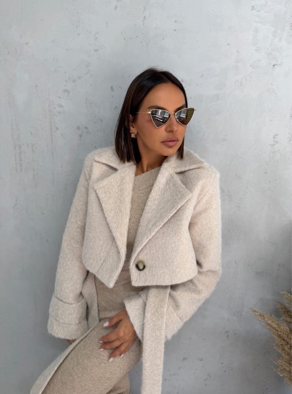 Kraći kropovani kaput jaknica u bež boji
