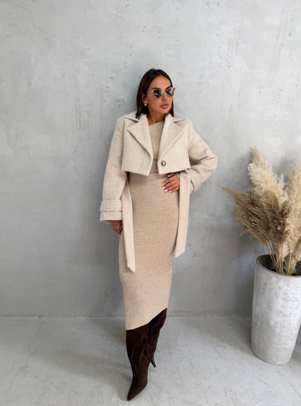 Kraći kropovani kaput jaknica u bež boji