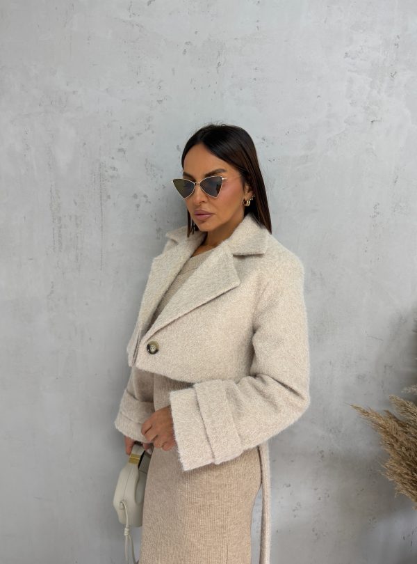 Kraći kropovani kaput jaknica u bež boji