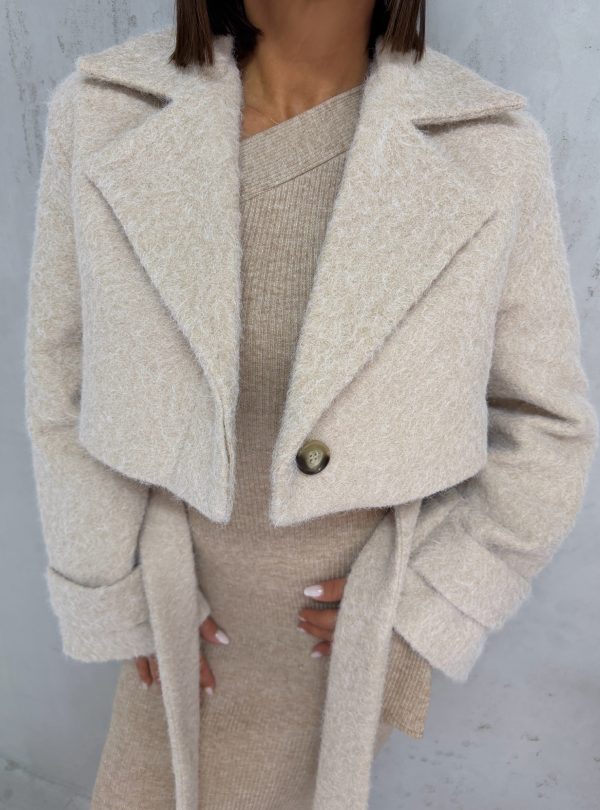 Kraći kropovani kaput jaknica u bež boji