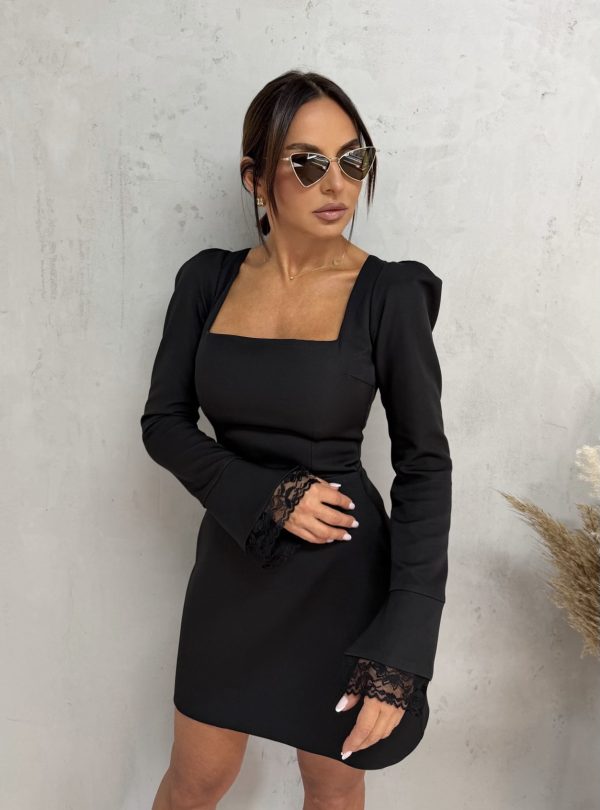 Mini crna haljina dugih blago rasečenih rukava sa čipkom kvadratnog dekoltea i istaknutih ramena od skube