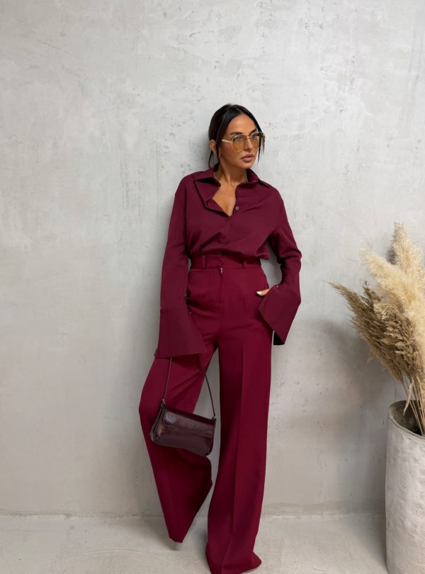 Basic bordo košulja sa visokim manžetnama i ukrasnim zlatnim dugmadima