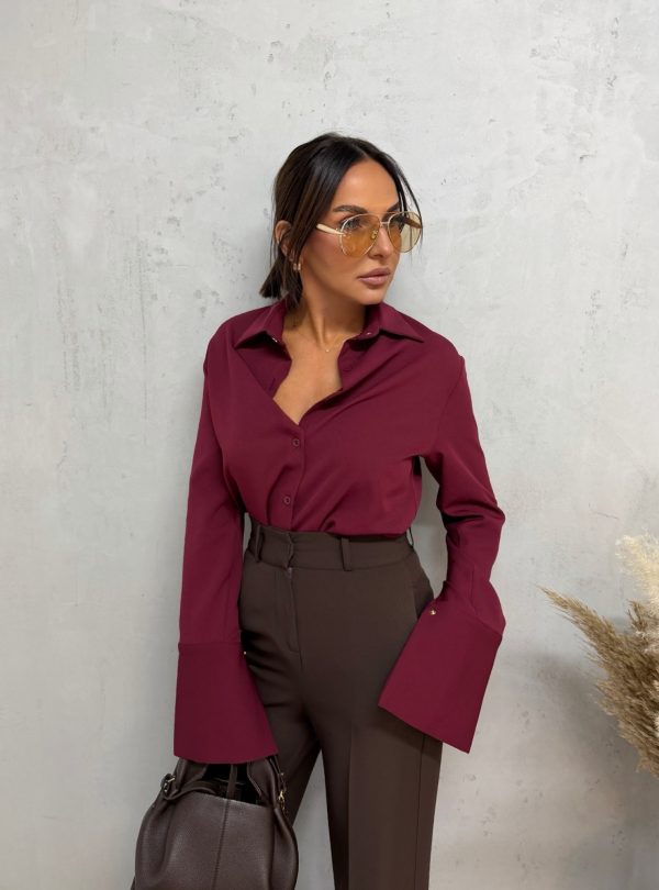 Basic bordo košulja sa visokim manžetnama i ukrasnim zlatnim dugmadima