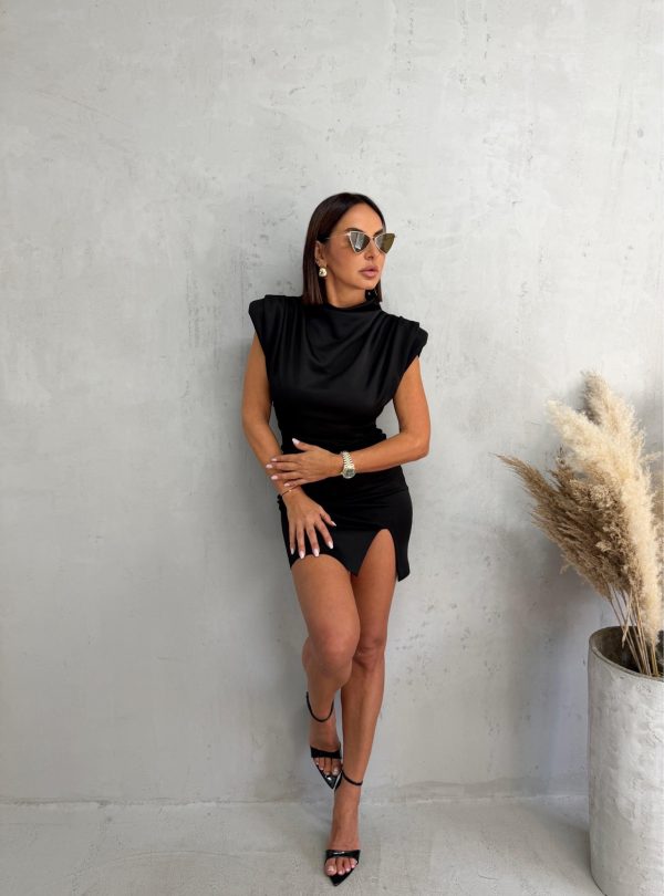 Mini crna uska haljina sa naglašenim ramenima