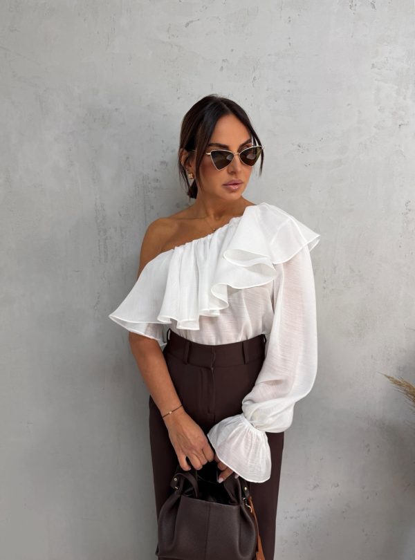 Asimetrična bela bluza sa jednim rukavom bogata karnerima