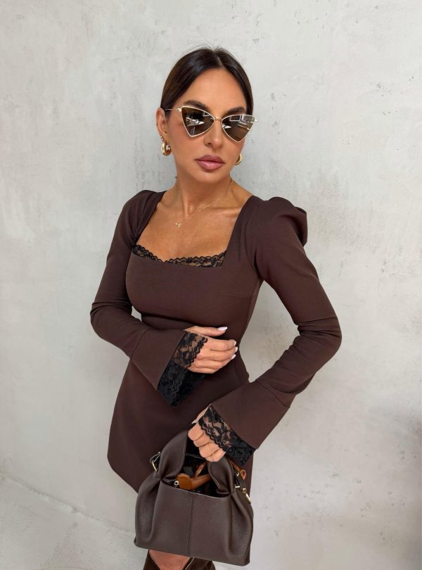 Mini braon haljina dugih blago rasečenih rukava sa čipkom kvadratnog dekoltea sa čipkom i istaknutih ramena