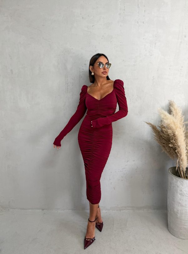 Bordo uska nabrana haljina dugih rukava naglašenih ramenica, V dekoltea