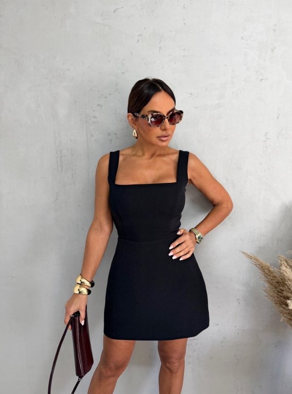 Crna mini elegantna haljina ravnog kroja, četvrtastog dekoltea i dekorativnog otvora na leđima