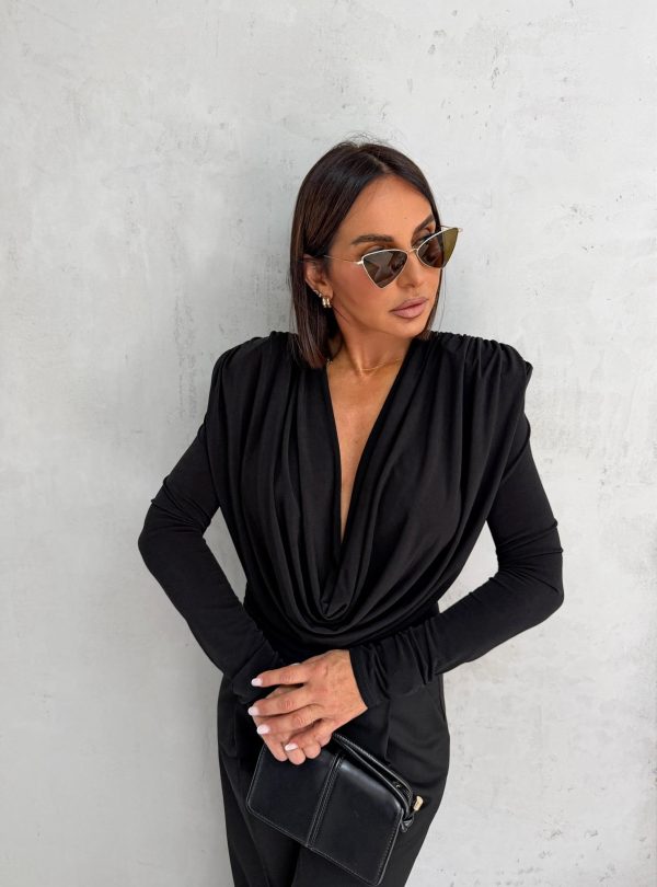 Crna bluza dugih rukava naglašenih ramena i bogatih nabora na grudima