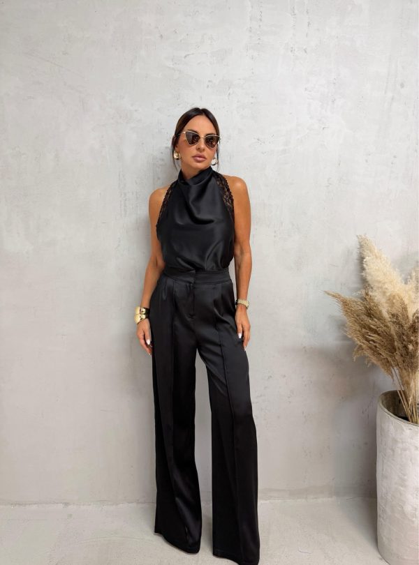 Crne satenske pantalone visokog struka sa kosim džepovima i štep linijom