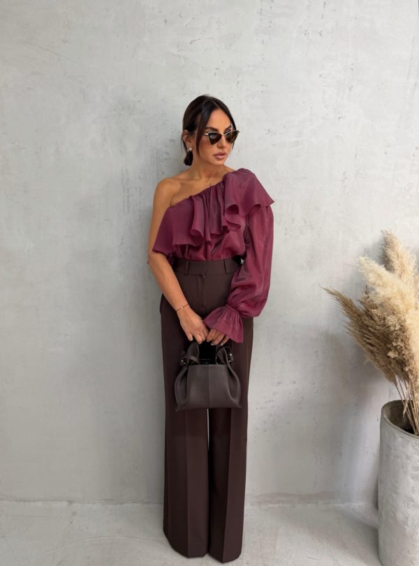 Asimetrična bordo bluza sa jednim rukavom bogata karnerima