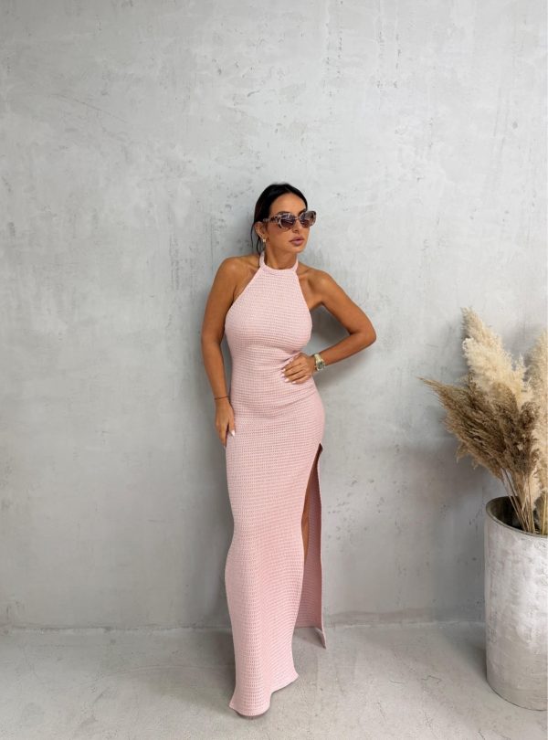 Duga svetlo roze haljina od trikotaže sa vezivanjem oko vrata, otvorenim leđima i dubokim šlicevima sa strane