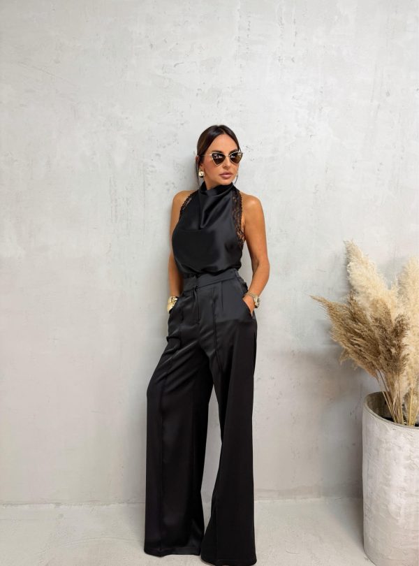 Crne satenske pantalone visokog struka sa kosim džepovima i štep linijom