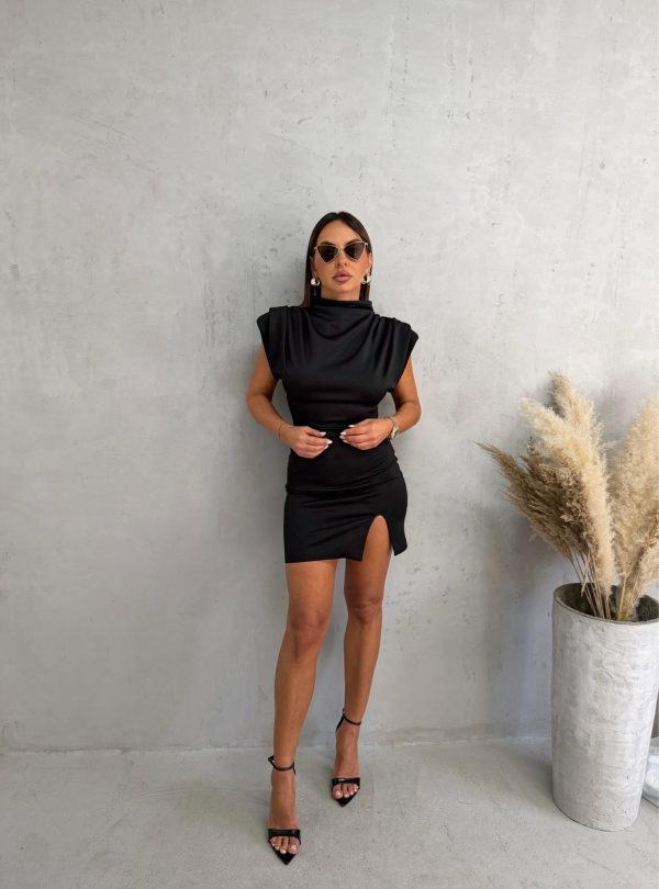 Mini crna uska haljina sa naglašenim ramenima