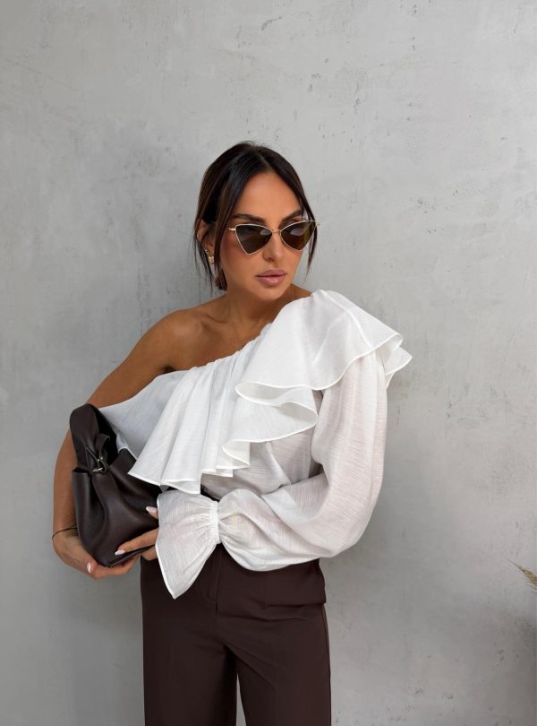 Asimetrična bela bluza sa jednim rukavom bogata karnerima