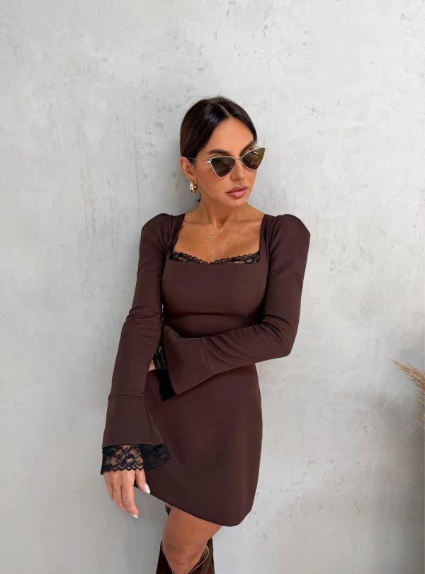 Mini braon haljina dugih blago rasečenih rukava sa čipkom kvadratnog dekoltea sa čipkom i istaknutih ramena